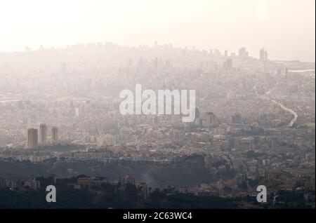 Une vue aérienne du centre-ville de Beyrouth et de la côte par temps chaud et couvert de smog, de brume et de pollution, Liban. Banque D'Images