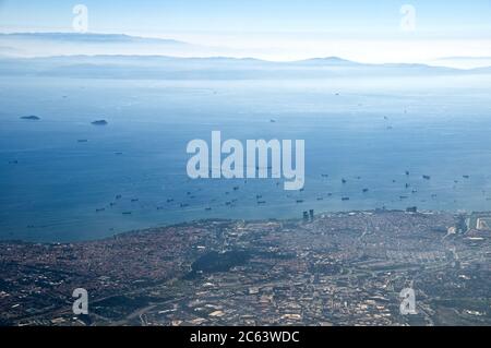 Vue aérienne des navires qui attendent à l'extérieur du détroit du Bosphore, des îles Princes (Adalar) et de la mer de Marmara, Istanbul, Turquie. Banque D'Images