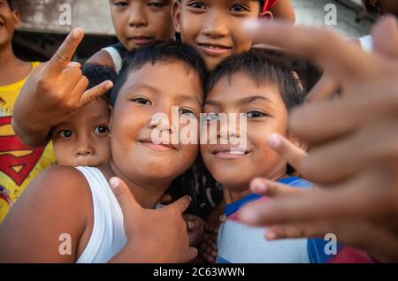 Un groupe de jeunes philippins heureux posant pour la photo, ville de Catbalogan, île de Samar, Philippines. Banque D'Images