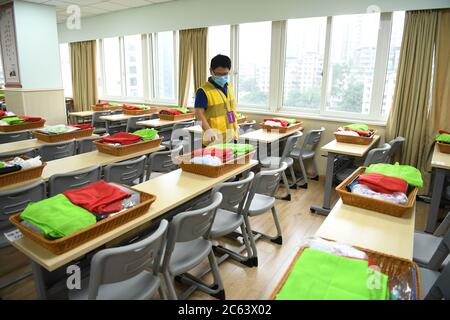 Pékin, Chongqing en Chine. 6 juillet 2020. Un membre du personnel se prépare sur un site d'examen dans le district de Jiangbei, dans le sud-ouest de la Chine à Chongqing, le 6 juillet 2020. Le gaokao de cette année, ou l'examen d'entrée à l'université nationale, commencera le 7 juillet. Crédit: Tang Yi/Xinhua/Alay Live News Banque D'Images