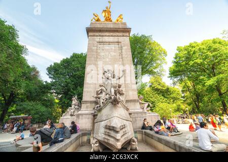 New York City/USA - 25 mai 2019 le monument USS Maine à la porte des marchands, à l'angle sud-ouest de Central Park à New York. Banque D'Images