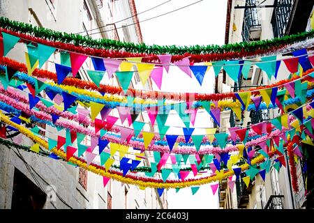 Les banderoles colorées du festival se trouvent au-dessus d'une rue dans le quartier Bairro Alto de Lisbonne, au Portugal. Banque D'Images