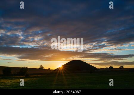 Silbury Hill en été au coucher du soleil. Avebury, Wiltshire, Angleterre Banque D'Images