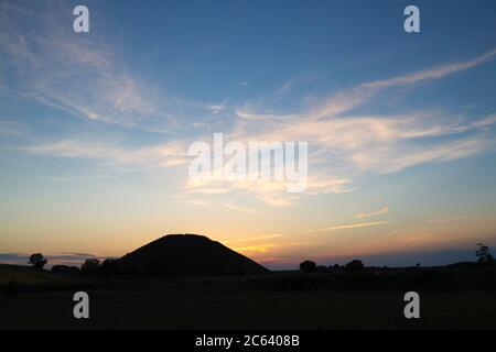 Silbury Hill en été au coucher du soleil. Avebury, Wiltshire, Angleterre Banque D'Images