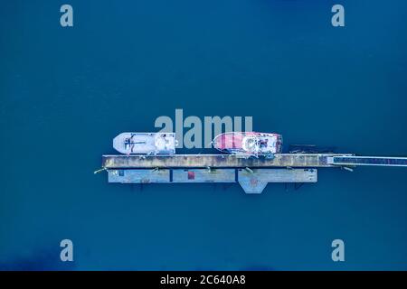 Vue de haut en bas de deux bateaux amarrés sur la jetée Banque D'Images