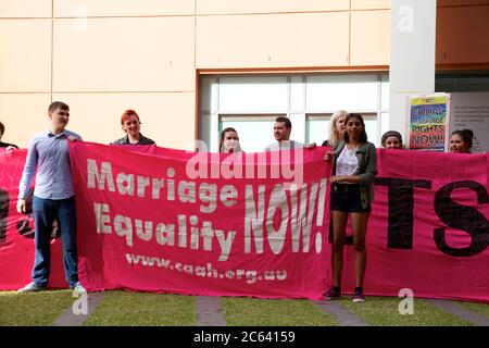 Les manifestants de la CAAH tiennent une bannière disant: «l'égalité des membres maintenant!» Lors d'un rassemblement à l'extérieur du ministère de l'Immigration, au 26, rue Lee, Sydney. Banque D'Images