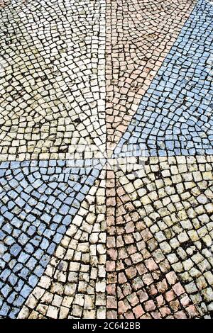 Les pavés portugais colorés forment un motif géométrique sur une place de Belem, au Portugal. Banque D'Images