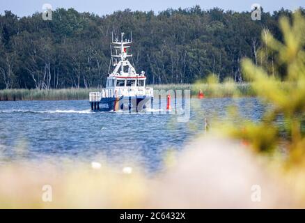 Freest, Allemagne. 02 juillet 2020. Le bateau de patrouille du port 'Altmark' de la police fédérale avec l'inscription 'Küstenwache' conduit dans le port. Credit: Jens Büttner/dpa-Zentralbild/ZB/dpa/Alay Live News Banque D'Images