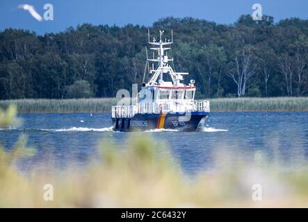 Freest, Allemagne. 02 juillet 2020. Le bateau de patrouille du port 'Altmark' de la police fédérale avec l'inscription 'Küstenwache' conduit dans le port. Credit: Jens Büttner/dpa-Zentralbild/ZB/dpa/Alay Live News Banque D'Images