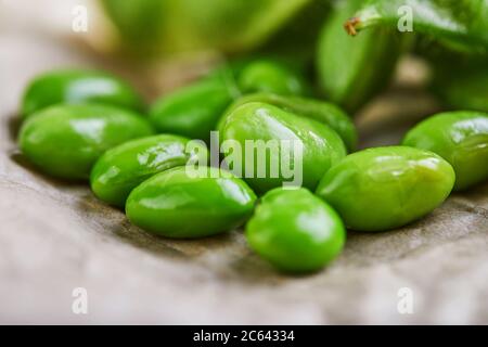 Edamame ou soja sur papier brun sur toile de sacochon brune. Banque D'Images