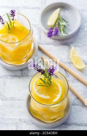 Cocktail d'été à l'orange et au citron, lavande et romarin frais. Limonade d'été aux herbes. Banque D'Images