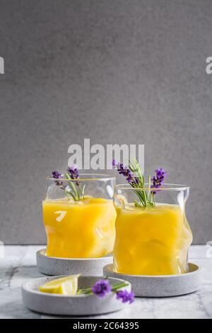 Cocktail d'été à l'orange et au citron, lavande et romarin frais. Limonade d'été aux herbes. Banque D'Images