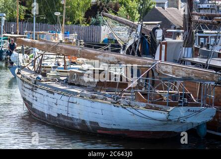 Freest, Allemagne. 02 juillet 2020. Un vieux voilier avec une coque en bois se trouve dans le port. Credit: Jens Büttner/dpa-Zentralbild/ZB/dpa/Alay Live News Banque D'Images