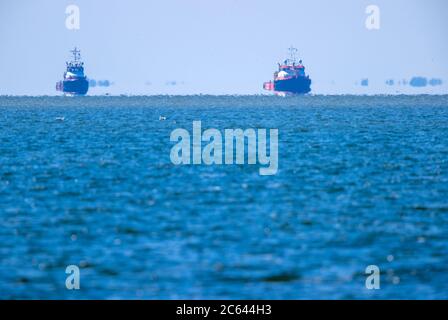 Freest, Allemagne. 02 juillet 2020. Deux remorqueurs voyagent sur le Greifswald Bodden et se reflètent dans l'eau. Credit: Jens Büttner/dpa-Zentralbild/ZB/dpa/Alay Live News Banque D'Images