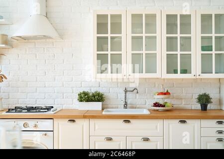 Cuisine intérieure avec ustensiles de cuisine et cuisinière. Style Scandi. Banque D'Images