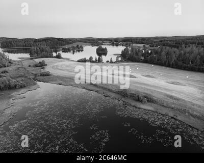 Un coucher de soleil d'été sur les lacs et les champs du centre de la Finlande. Les nuits sont très claires en été. Banque D'Images