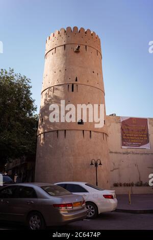 Nizwa / Oman - 15 février 2020 : fort de Nizwa, forteresse historique dans le centre-ville historique de Nizwa Banque D'Images