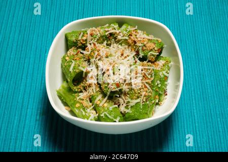 PÂTES AU PESTO À L'ARUGULA DE RIZ Banque D'Images