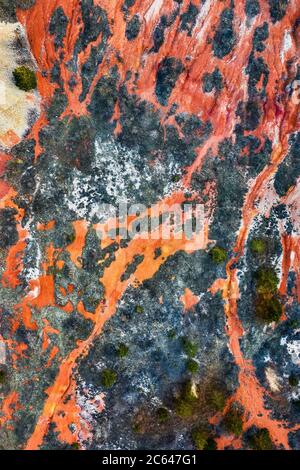 Gant, Hongrie - vue aérienne horizontale de drone de mine de bauxite abandonnée aux couleurs chaudes rouge et orange et arbres au coucher du soleil. Texture bauxite rouge Banque D'Images