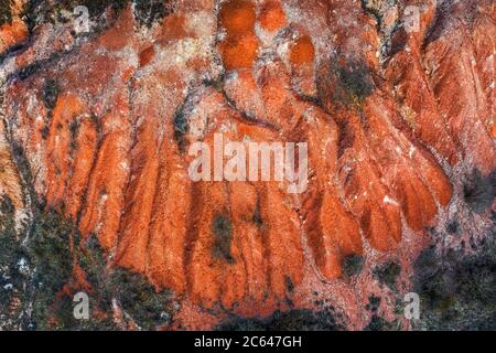 Gant, Hongrie - vue aérienne horizontale de drone de mine de bauxite abandonnée avec des couleurs chaudes rouge et orange au coucher du soleil. Texture bauxite rouge Banque D'Images