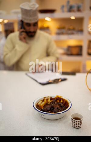 Nizwa / Oman - 15 février 2020 : dessert sucré traditionnel vendu dans le magasin du célèbre souk de Nizwa Banque D'Images