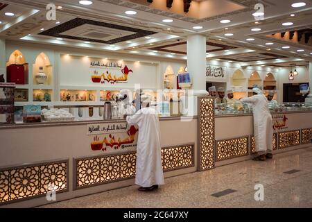 Nizwa / Oman - 15 février 2020 : dessert sucré traditionnel vendu dans le magasin du célèbre souk de Nizwa Banque D'Images