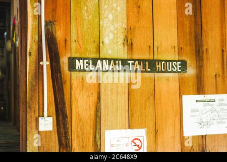 L'intérieur de la maison traditionnelle de Melanau, une des ethnies de Sarawak au village culturel de Sarawak Banque D'Images