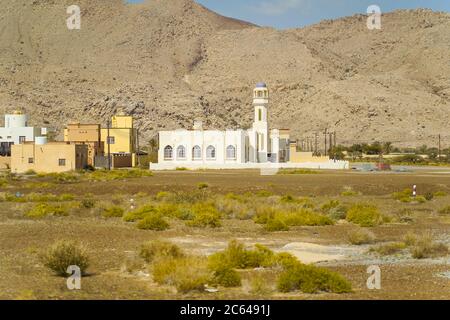 Nizwa / Oman - 16 février 2020 : mosquée de village isolée dans la campagne du nord de l'Oman Banque D'Images