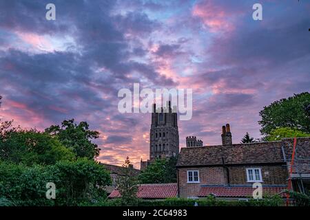 Avant l'aube, au-dessus de la cathédrale d'Ely, Cambridgeshire Banque D'Images