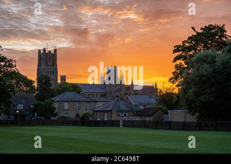 Avant l'aube, au-dessus de la cathédrale d'Ely, Cambridgeshire Banque D'Images