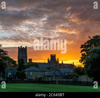 Avant l'aube, au-dessus de la cathédrale d'Ely, Cambridgeshire Banque D'Images