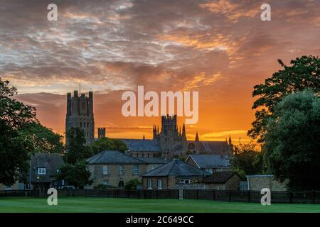 Avant l'aube, au-dessus de la cathédrale d'Ely, Cambridgeshire Banque D'Images