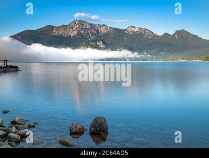 Vue sur le lac Kochelsee jusqu'à la montagne Herzogstand Banque D'Images