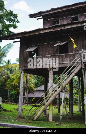 L'intérieur de la maison traditionnelle de Melanau, une des ethnies de Sarawak au village culturel de Sarawak Banque D'Images