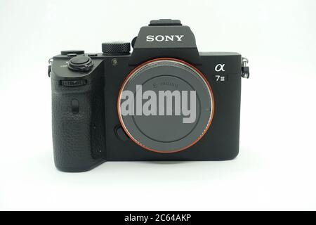 Sony A7 marque iii sur fond blanc isolé. Cet appareil photo 2018 sans miroir de l'année est un appareil photo plein format sans miroir de taille très compacte Banque D'Images