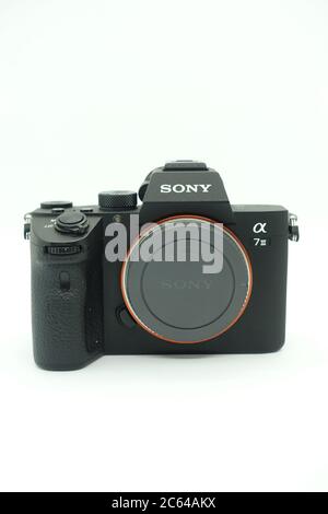 Sony A7 marque iii sur fond blanc isolé. Cet appareil photo 2018 sans miroir de l'année est un appareil photo plein format sans miroir de taille très compacte Banque D'Images