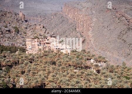 Al Misfah / Oman - 16 février 2020 : vue panoramique sur le paysage du village patrimonial d'Al Misfah parmi les palmiers de la montagne Banque D'Images