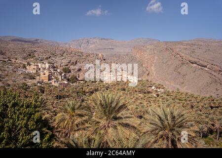 Al Misfah / Oman - 16 février 2020 : vue panoramique sur le paysage du village patrimonial d'Al Misfah parmi les palmiers de la montagne Banque D'Images