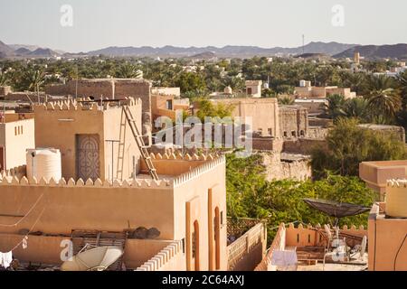 Bahla / Oman - 16 février 2020 : vue panoramique aérienne de la ville de Bahla au coucher du soleil Banque D'Images