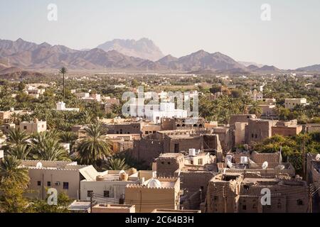 Bahla / Oman - 16 février 2020 : vue panoramique aérienne de la ville de Bahla au coucher du soleil Banque D'Images