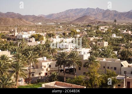 Bahla / Oman - 16 février 2020 : vue panoramique aérienne de la ville de Bahla au coucher du soleil Banque D'Images