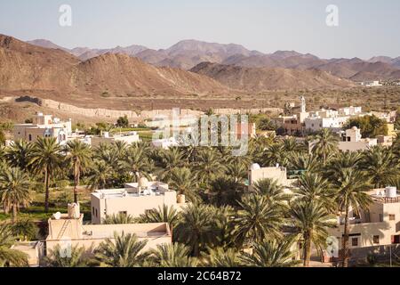 Bahla / Oman - 16 février 2020 : vue panoramique aérienne de la ville de Bahla au coucher du soleil Banque D'Images