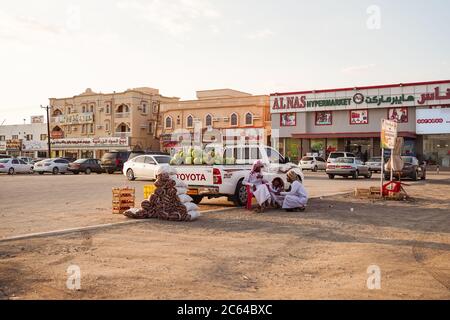 Bahla / Oman - 16 février 2020: Vendeurs de fruits et légumes en camions le long de la route Banque D'Images