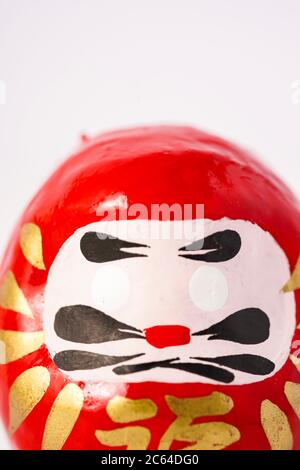 Daruma Doll isolé contre le blanc Banque D'Images