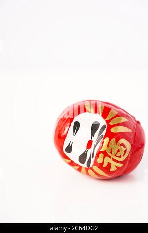 Daruma Doll isolé contre le blanc Banque D'Images