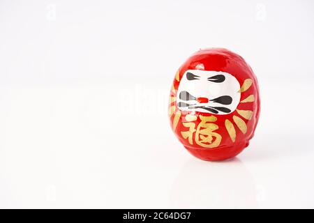 Daruma Doll isolé contre le blanc Banque D'Images