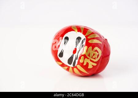 Daruma Doll isolé contre le blanc Banque D'Images