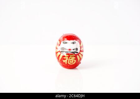 Daruma Doll isolé contre le blanc Banque D'Images