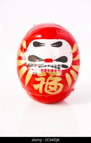 Daruma Doll isolé contre le blanc Banque D'Images