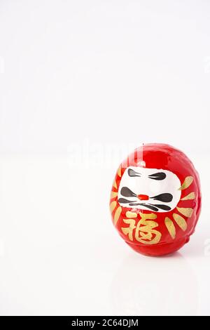 Daruma Doll isolé contre le blanc Banque D'Images